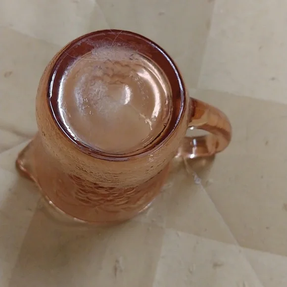 Pink glass milk/cream pitcher - Picture 4 of 5